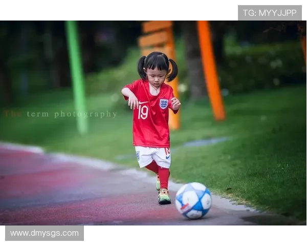 足球明星小宝贝的成长之路与梦想追逐的精彩故事