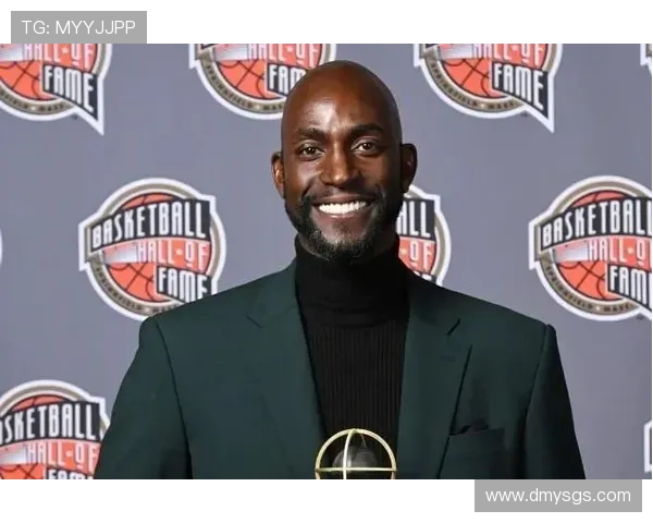 足球明星的传奇人生与辉煌成就全景介绍 足球明星的传奇人生与辉煌成就全景介绍