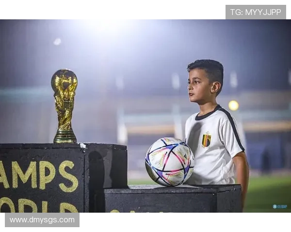 小孩足球明星同框合影高清展示青春活力与梦想追逐