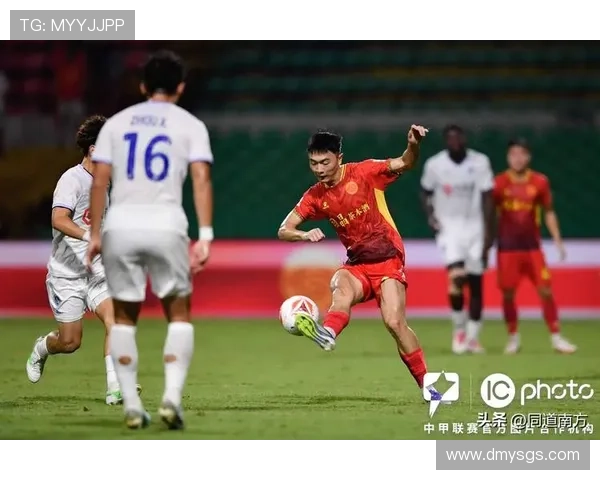 强力头球展现风采足球明星们的空中对决与精彩瞬间